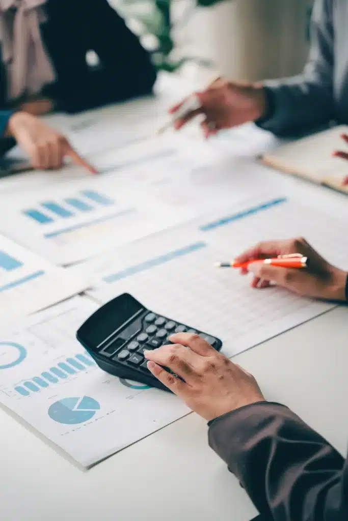 2. Un professionnel examine un graphique sur sa tablette, illustrant des conseils en investissement.
